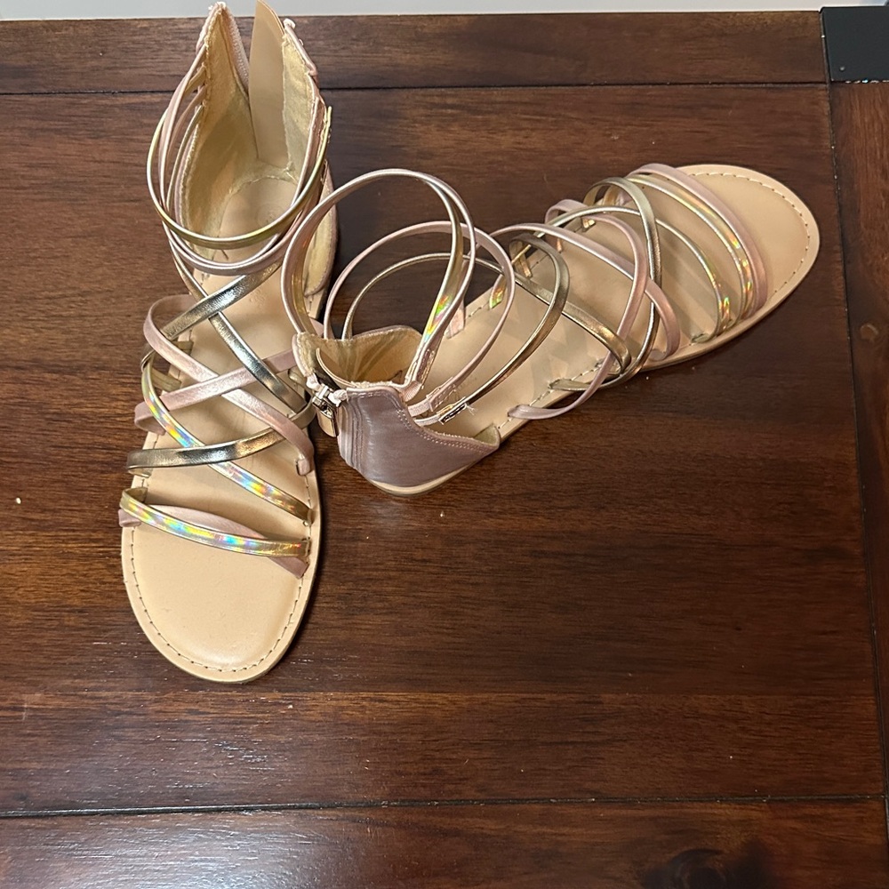 Youth Girls Strappy Sandals in Shimmering Gold